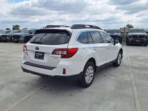 Crystal White Pearl 2017 Subaru Outback 2.5i