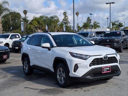 Ice Cap 2024 Toyota RAV4 XLE