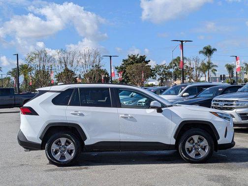 Ice Cap 2024 Toyota RAV4 XLE