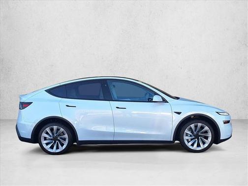 Pearl White Multi-Coat 2026 Tesla Model Y Premium Rear-Wheel Drive