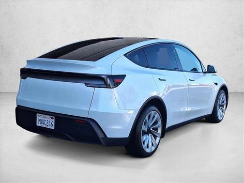 Pearl White Multi-Coat 2026 Tesla Model Y Premium Rear-Wheel Drive