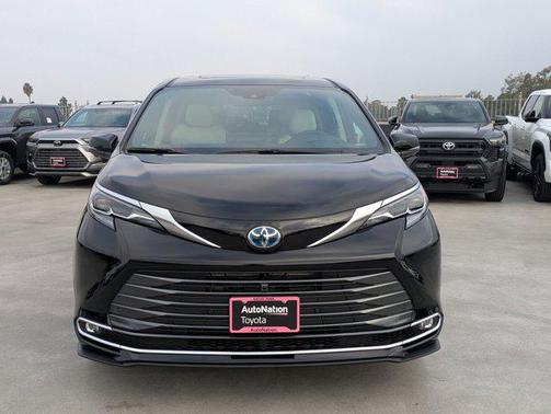 2025 Toyota Sienna Platinum 7 Passenger