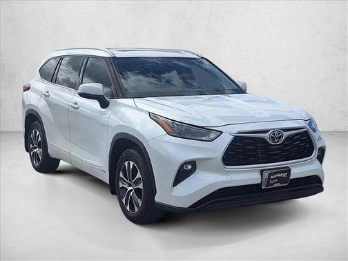 Wind Chill Pearl 2022 Toyota Highlander Hybrid XLE