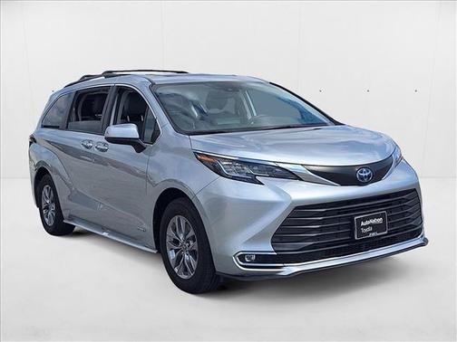 2021 Toyota Sienna XLE 8 Passenger