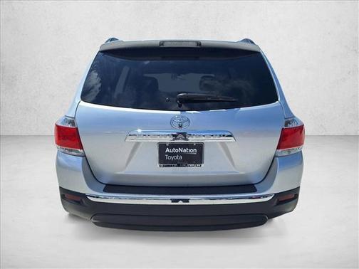 Classic Silver Metallic 2013 Toyota Highlander SE