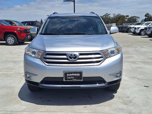 Classic Silver Metallic 2013 Toyota Highlander SE