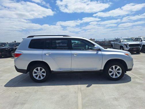 Classic Silver Metallic 2013 Toyota Highlander SE