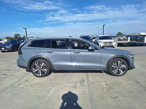 2023 Volvo V60 Cross Country B5 Plus