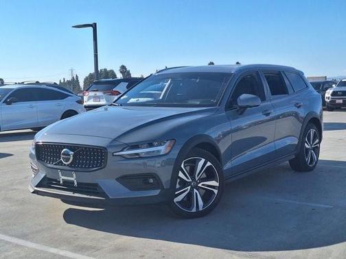 2023 Volvo V60 Cross Country B5 Plus