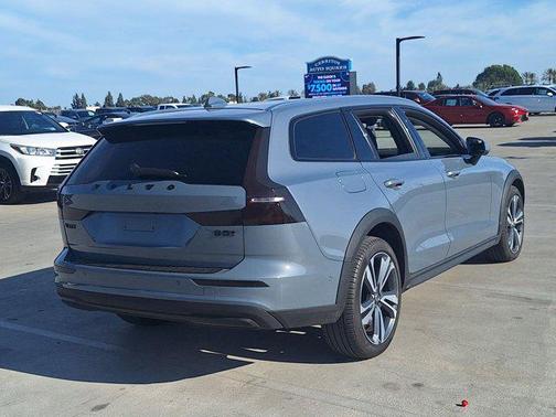 2023 Volvo V60 Cross Country B5 Plus
