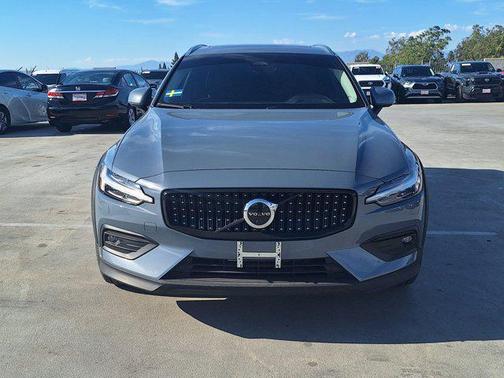 2023 Volvo V60 Cross Country B5 Plus