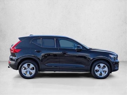 Black 2022 Volvo XC40 T4 Momentum