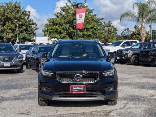 Black 2022 Volvo XC40 T4 Momentum