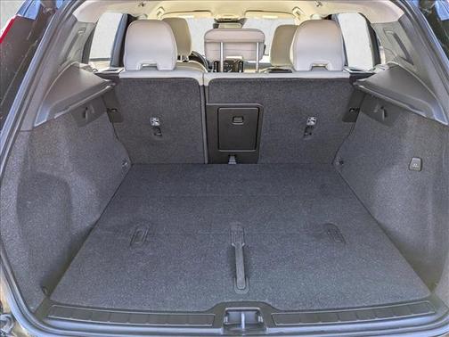 Black 2022 Volvo XC40 T4 Momentum