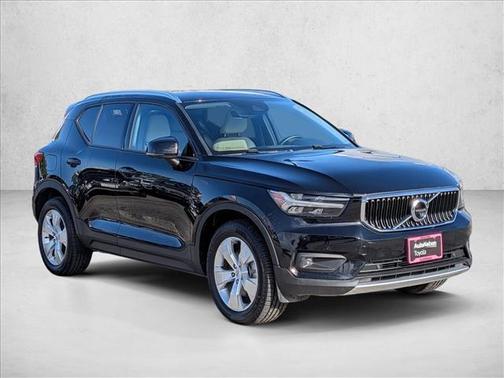 Black 2022 Volvo XC40 T4 Momentum
