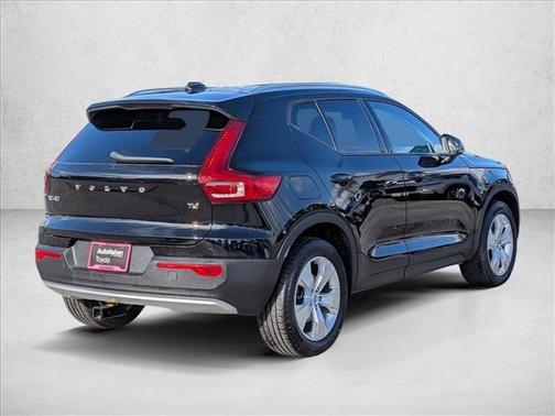 Black 2022 Volvo XC40 T4 Momentum