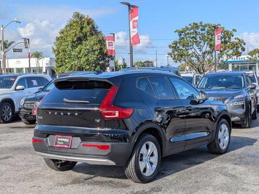 Black 2022 Volvo XC40 T4 Momentum