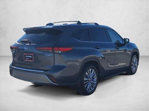 2023 Toyota Highlander Hybrid Platinum