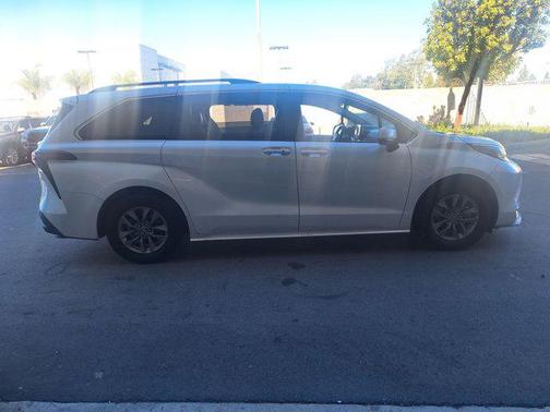 2023 Toyota Sienna XLE