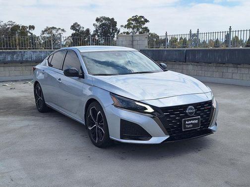 Brilliant Silver Metallic 2023 Nissan Altima SR FWD