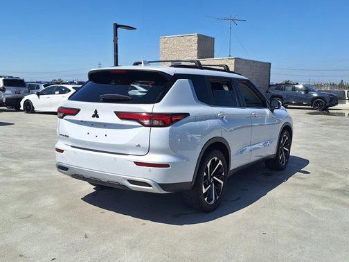 White Diamond 2023 Mitsubishi Outlander SE 2.5 2WD