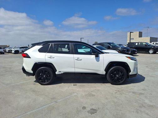 2022 Toyota RAV4 Hybrid SE