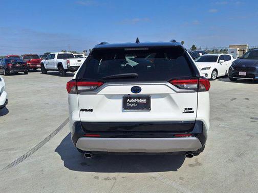 2022 Toyota RAV4 Hybrid SE