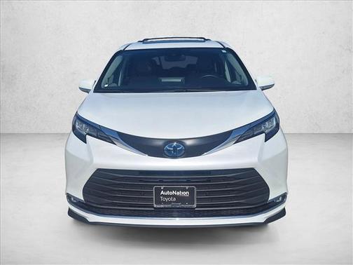 Wind Chill Pearl 2022 Toyota Sienna XLE