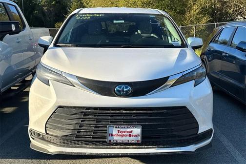 2025 Toyota Sienna LE