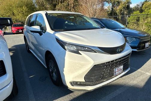 2025 Toyota Sienna LE