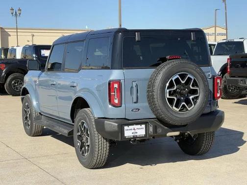 Azure Gray Metallic Tri-Coat 2025 Ford Bronco Outer Banks