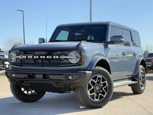 Azure Gray Metallic Tri-Coat 2025 Ford Bronco Outer Banks