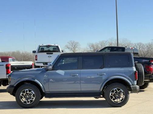 Azure Gray Metallic Tri-Coat 2025 Ford Bronco Outer Banks