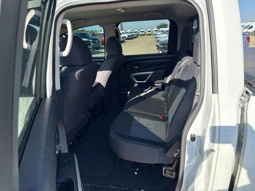 2022 Nissan Titan SV