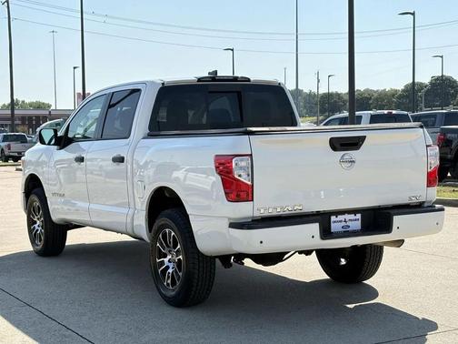 2022 Nissan Titan SV