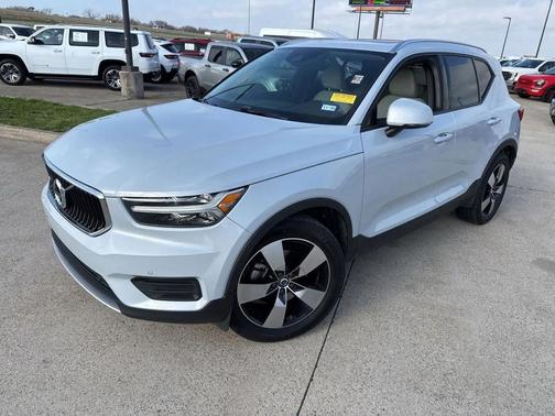 2020 Volvo XC40 T5 Momentum