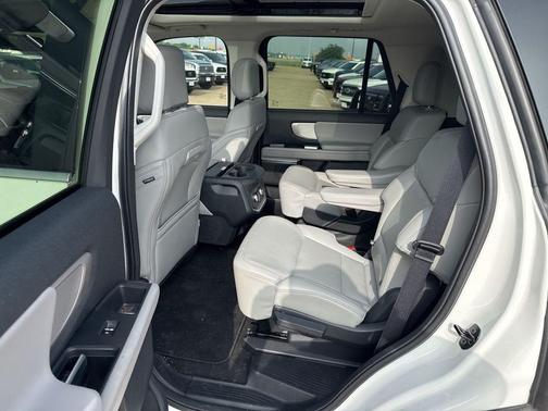 Star White Metallic Tri-Coat 2025 Ford Expedition Active