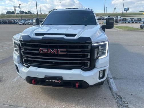 Summit White 2022 GMC Sierra 2500 AT4
