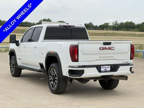 Summit White 2022 GMC Sierra 2500 AT4