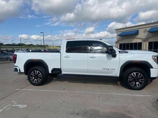 Summit White 2022 GMC Sierra 2500 AT4