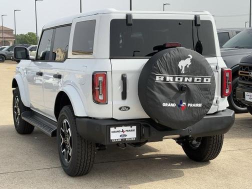 Oxford White 2026 Ford Bronco Outer Banks