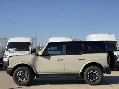 Desert Sand 2025 Ford Bronco Outer Banks