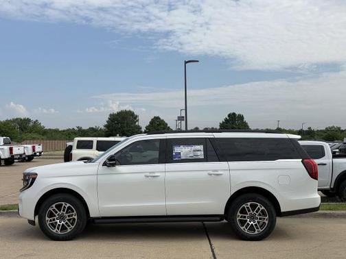 Star White Metallic Tri-Coat 2026 Ford Expedition Max Active 4x2