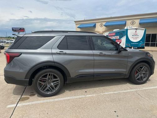 Carbonized Gray Metallic 2025 Ford Explorer ST-Line