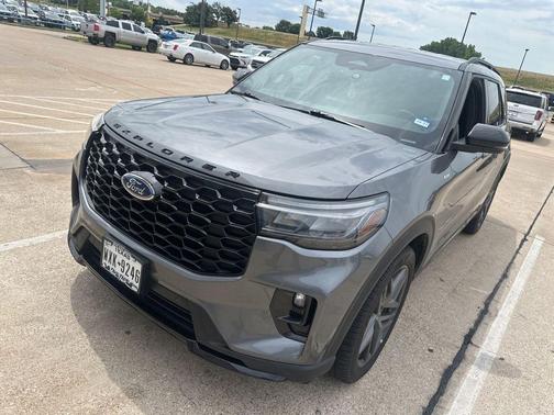 Carbonized Gray Metallic 2025 Ford Explorer ST-Line