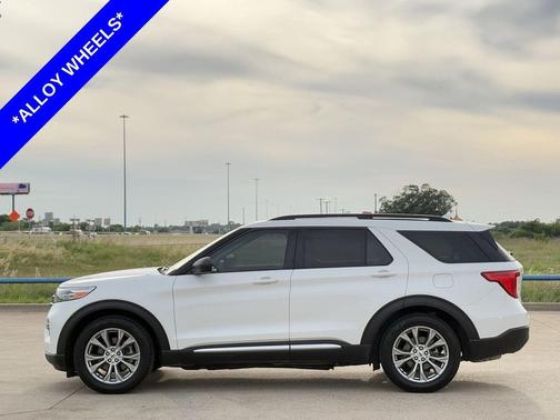 Star White Metallic Tri-Coat 2022 Ford Explorer XLT