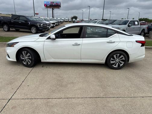 Glacier White 2022 Nissan Altima S FWD