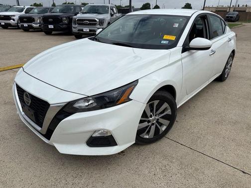 Glacier White 2022 Nissan Altima S FWD