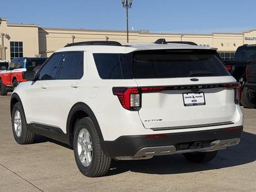 Star White Metallic Tri-Coat 2026 Ford Explorer Active