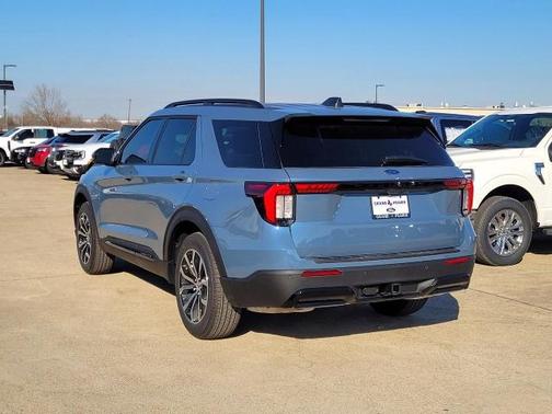 2025 Ford Explorer ST-Line